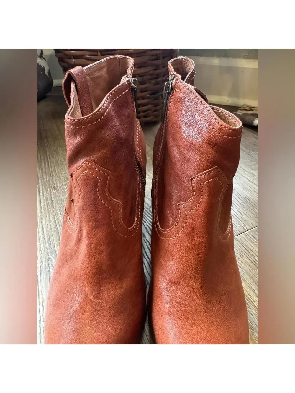 Frye reina western